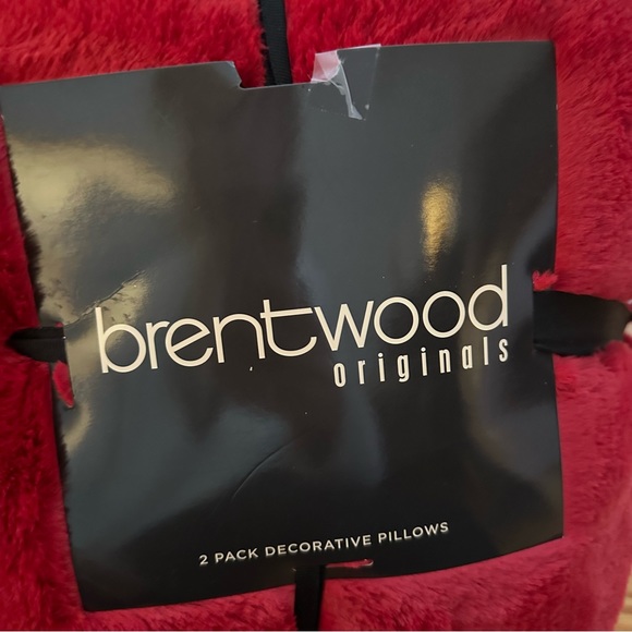 Two red faux fur accent pillows - Picture 3 of 4